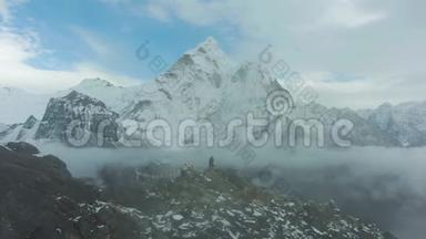 在南格特桑山顶上看阿玛达布拉姆山。 喜马拉雅山，尼泊尔。 鸟瞰图